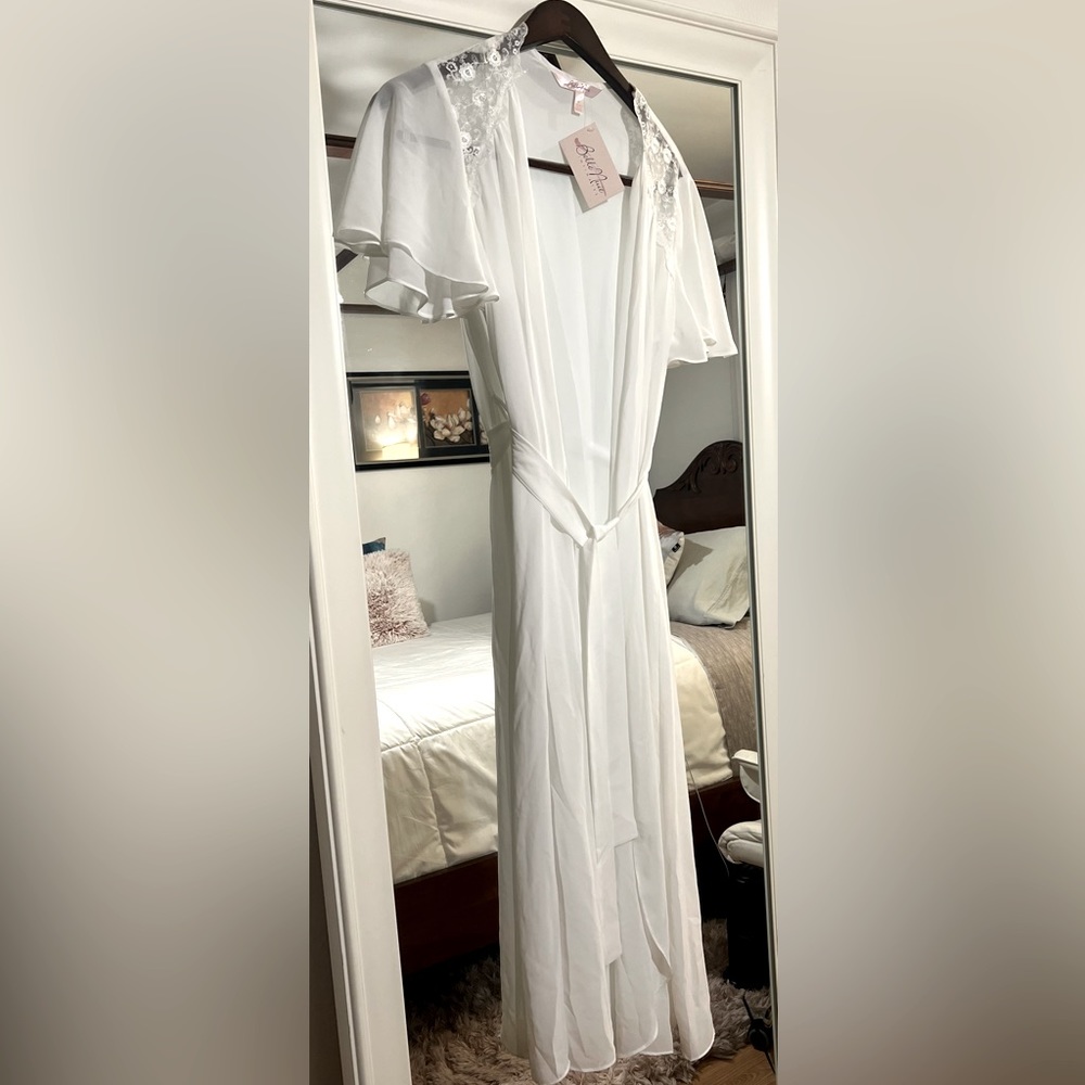 Elephant White chiffon robe with floral lace embroidery